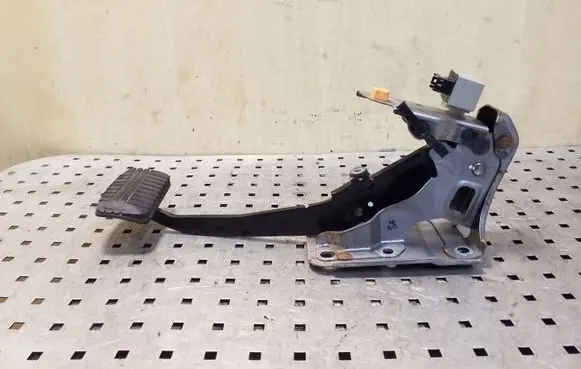 Mitsubishi Outlander Brake pedal