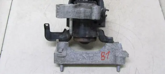 Toyota Avensis T270 Engine mount bracket