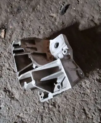 Volvo S80 Engine mounting bracket