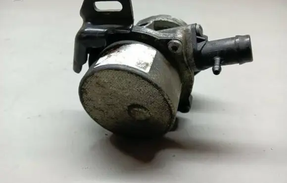 Nissan Juke I F15 Vacuum pump
