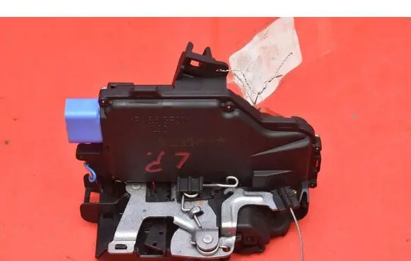 Volkswagen Jetta V Front door lock 3D1637015AB