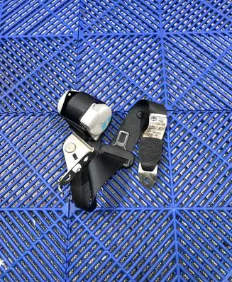 Toyota Auris E180 Middle seatbelt (rear) C7092