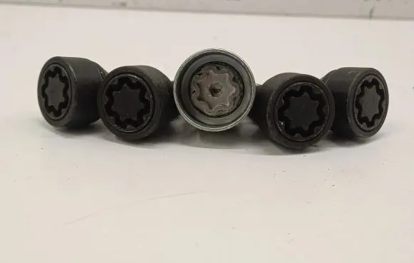 Nissan Qashqai J12 Anti-theft wheel nuts and lock 