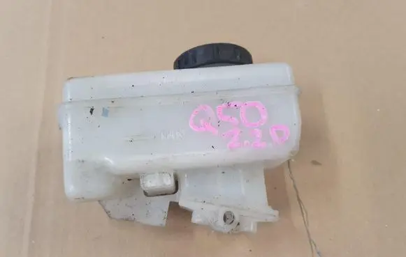 Infiniti Q50 Brake fluid reservoir 