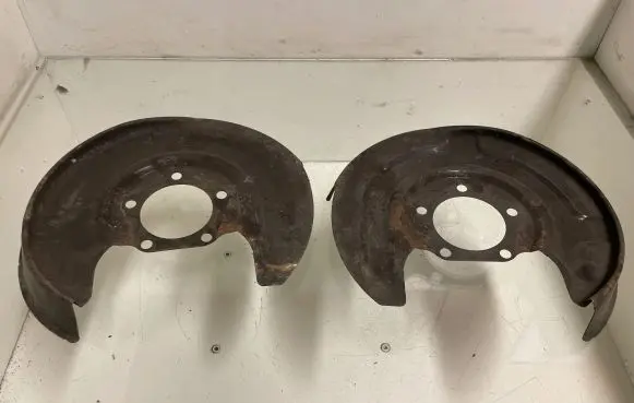 Volkswagen PASSAT B5 Rear brake disc plate dust cover 