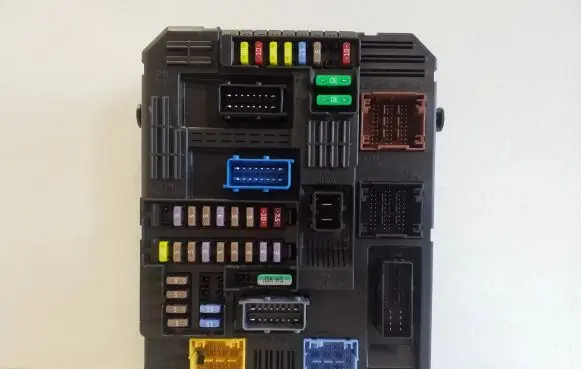 Opel Grandland X Fuse module 9830813080