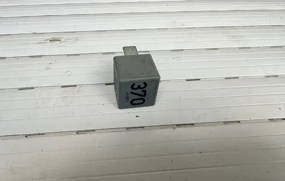 Volkswagen Golf IV Other relay 8D0951253