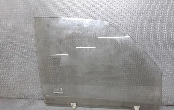Opel Monterey Front door window glass four-door