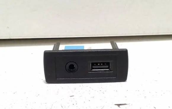 Mercedes-Benz Vito Viano W447 USB socket connector A4478200087 G50286