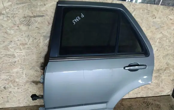 Cadillac SRX Rear door