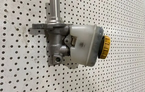 Subaru Outback Master brake cylinder