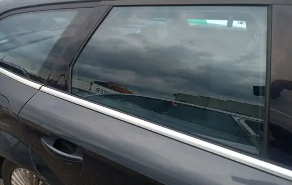 Ford Mondeo MK I Sliding door window/glass 