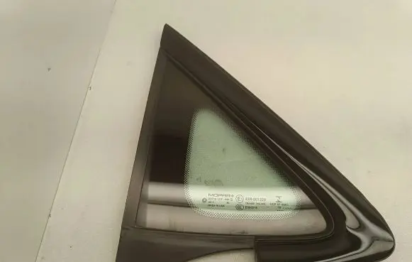 Chrysler Pacifica Front triangle window/glass 68370634AA 1015181349