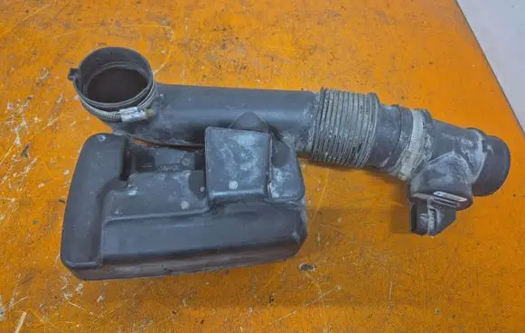 Opel Astra H Intake resonator 24437914