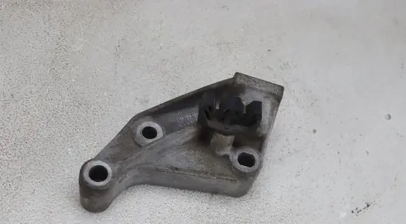 Engine mounting bracket