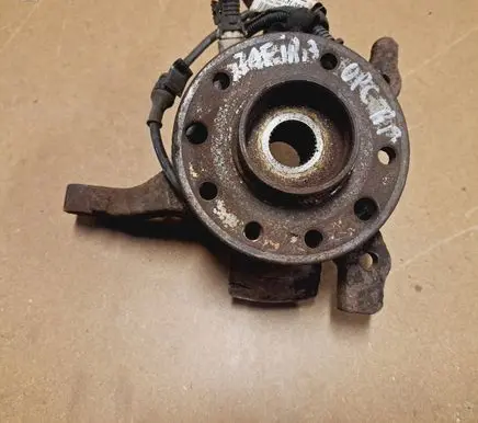 Opel Zafira A Front wheel hub spindle knuckle