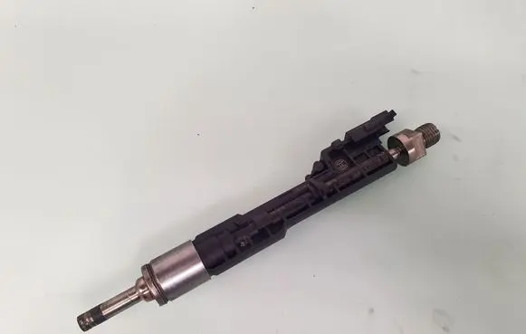 BMW 5 F10 F11 Fuel injector 13647597870