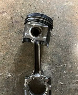 Nissan Almera N16 Piston with connecting rod