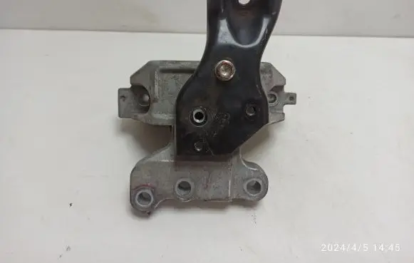 Mitsubishi Outlander Engine mount bracket