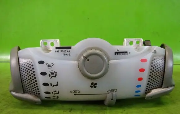 Peugeot 107 Climate control unit 559000H0040