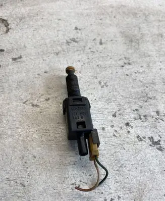 Volkswagen PASSAT B5 Brake pedal sensor switch 811907