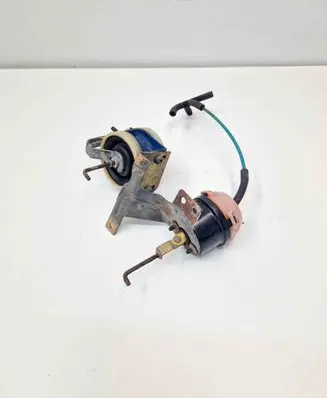 Engine mount vacuum valve