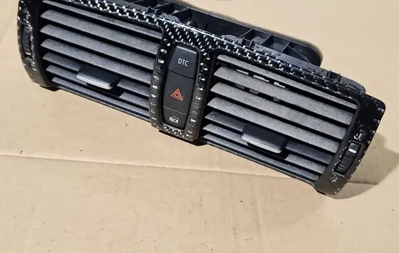 BMW 1 E82 E88 Dash center air vent grill 7059189