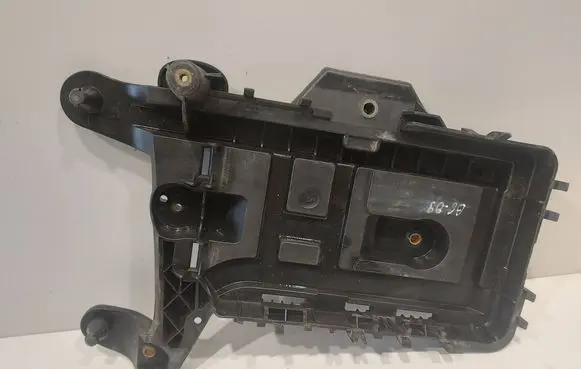 Volkswagen PASSAT B6 Battery tray 1K0915333