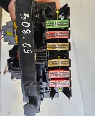 Peugeot 308 Fuse module 9664706180