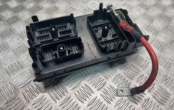Opel Astra J Fuse module 13449209