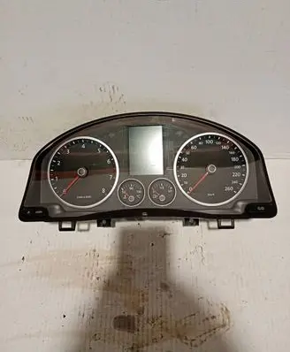 Volkswagen Tiguan Speedometer (instrument cluster) 5N0920870C