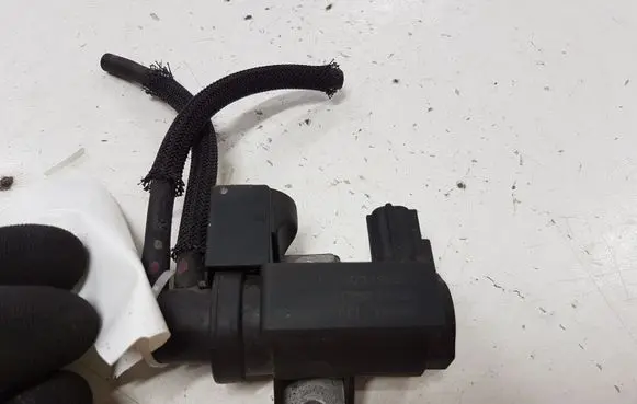 Toyota RAV 4 (XA30) Vacuum valve 258190R011