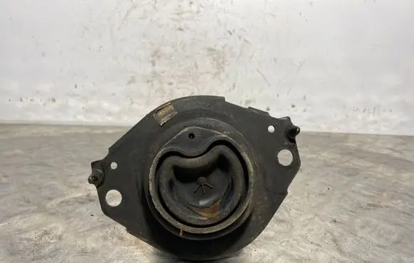 Jeep Grand Cherokee Engine mount bracket