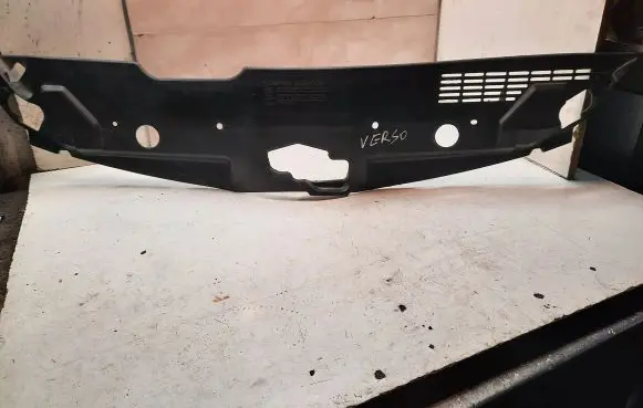 Engine bonnet/hood lock trim molding