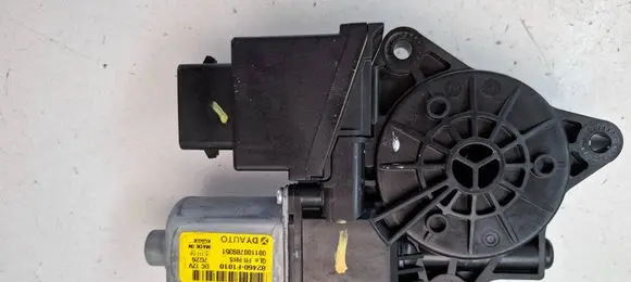 KIA Sportage Front door window regulator motor 82460F1010 001100789351