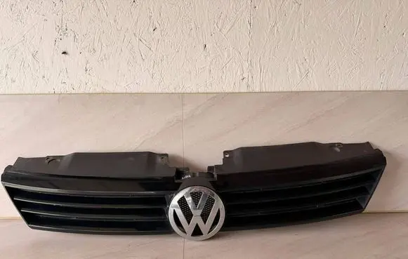 Volkswagen Jetta VI Front bumper upper radiator grill 