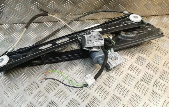 Mercedes-Benz E W211 Front door window regulator with motor A2117200248 2117200248