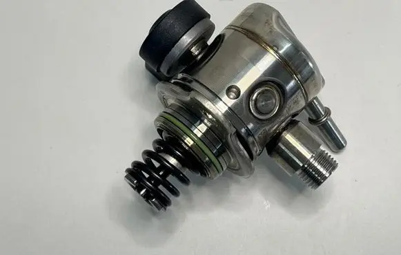 Volkswagen T-Roc Fuel injection high pressure pump 05E127027L