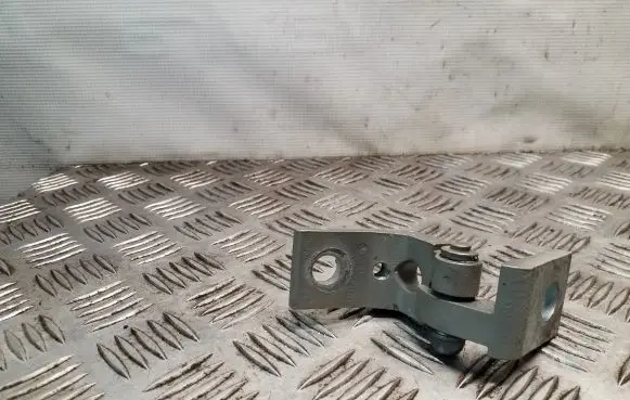 Skoda Octavia Mk2 (1Z) Front door lower hinge 6Y0821412D