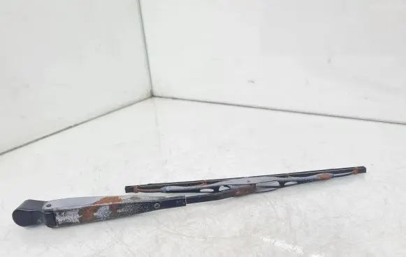 Nissan Juke I F15 Rear wiper blade arm