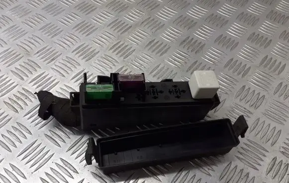 Opel Vectra C Relay mounting block BRAK