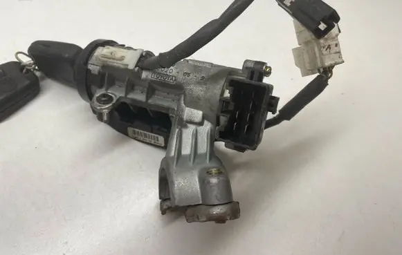Toyota Avensis T220 Ignition lock 8978005021