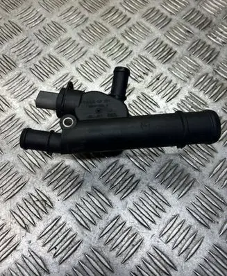 Volkswagen PASSAT B6 Engine coolant pipe/hose 038121132D