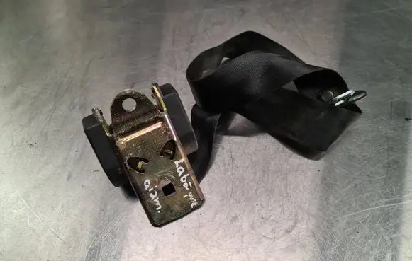 Volkswagen PASSAT B4 Rear seatbelt 357857805 0433310 0465801