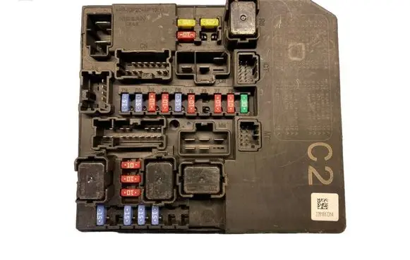 Nissan Juke I F15 Fuse module 284B71KA0C