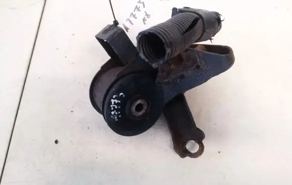 Mazda 626 Engine mount bracket