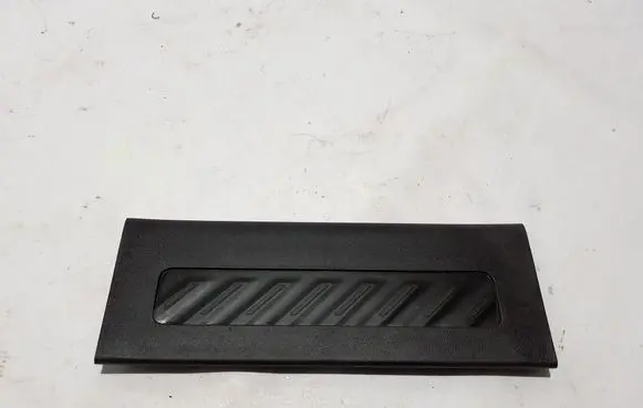 Chevrolet Silverado Rear sill trim cover 84504229