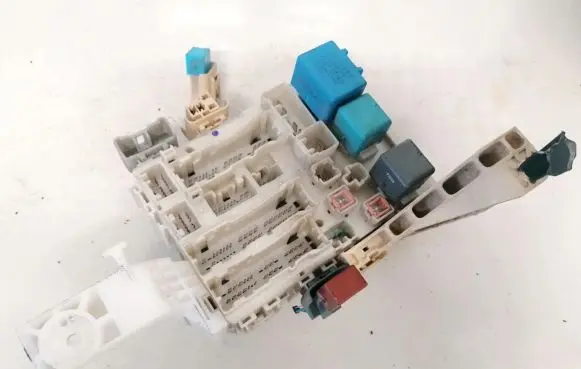 Toyota Yaris Fuse box set 8273052700 82730-52700