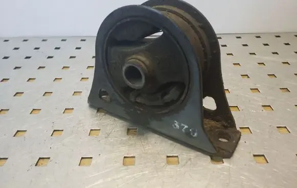 Mitsubishi Grandis Engine mount bracket