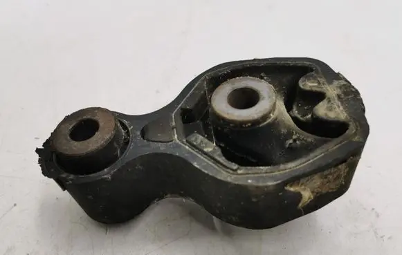 Volkswagen PASSAT B6 Engine mount bracket